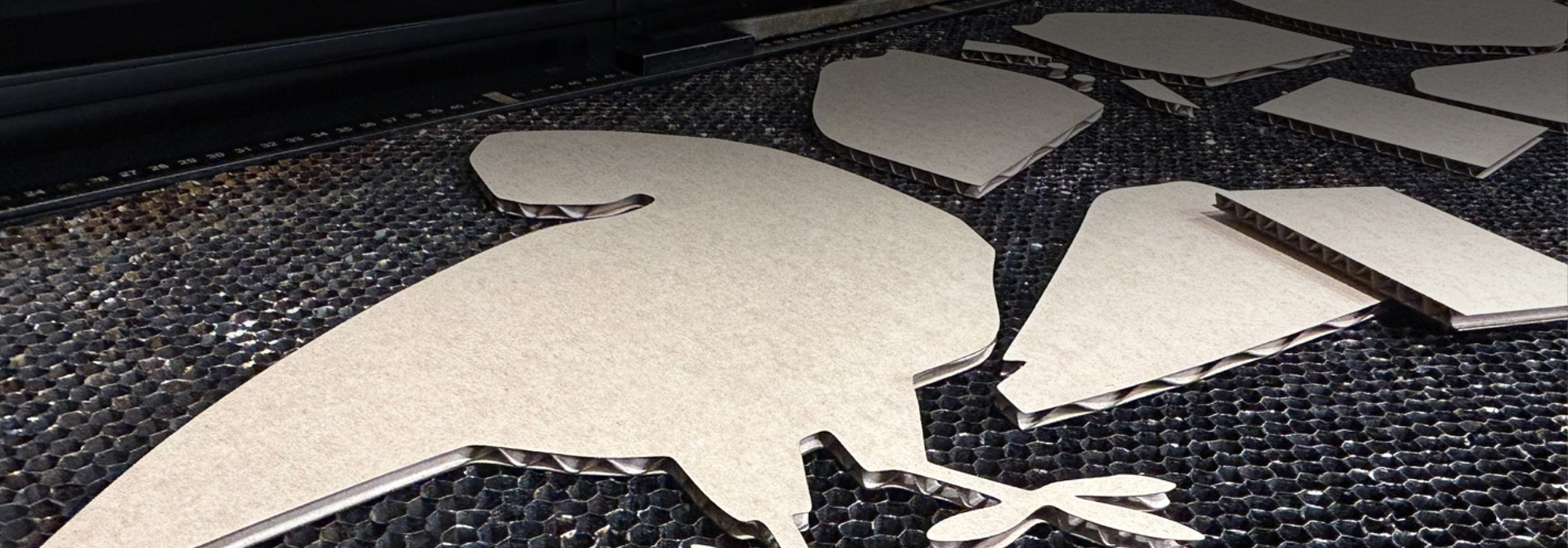 20240613134522_zf6ta3Dn.jpg_carousel_레이저공방_레이저공방,썬레이저공방,레이저커팅,레이저조각,레이저각인,텀블러각인,레이저가공,학생졸업작품,굿즈제작